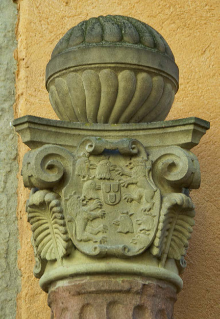 Rappoltsweiler, Hirschbrunnen: Bekrönung der Brunnensäule mit rappoltsteinischem Wappen, zweite Hälfte 16. Jh.