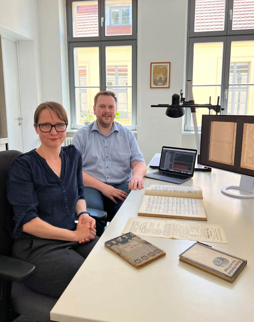 Sandra Kebig und Tim Martin Hoffmann im Büro der Arbeitsstelle am Institut für Musikwissenschaft und Medienwissenschaft der Humboldt-Universität zu Berlin; es fehlt: Martin Schüttö 