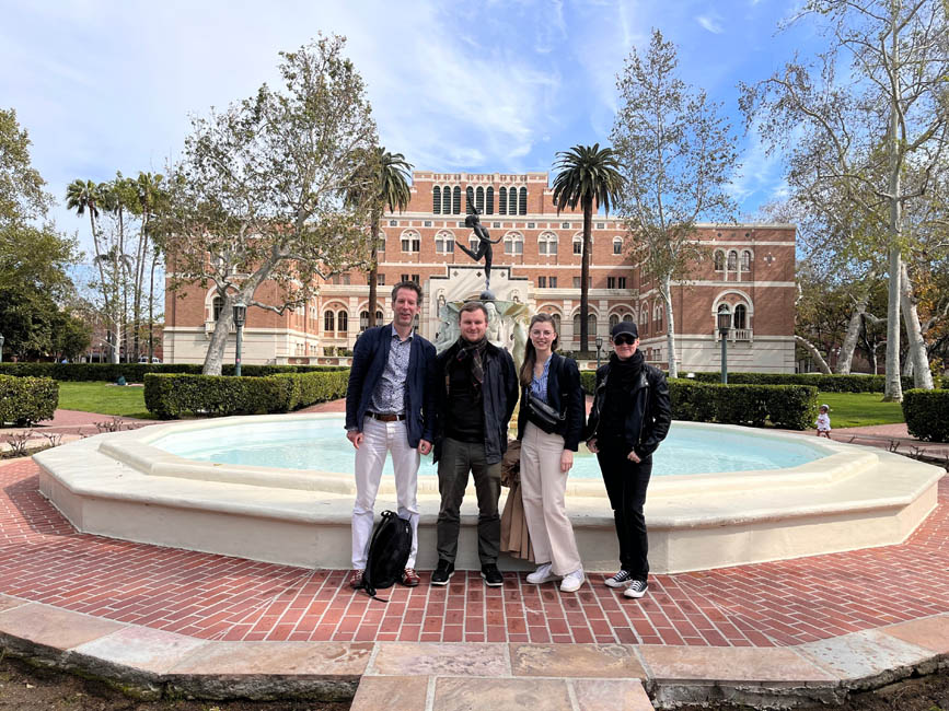 Mitarbeitende der Arbeitsstellen Frankfurt am Main und Rostock vor der Doheny Memorial Library der University of Southern California, Los Angeles (v.l.n.r.: Dr. Johannes Gall, Patrick Jackson, Marie Luise Voß, Silke Reich; es fehlt: Anita Hoffmann) 