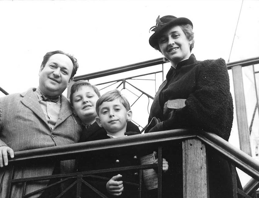 Die Familie Korngold im Jahr 1936 (v.l.n.r.: Erich Wolfgang Korngold, Ernst Korngold, Georg Korngold, Luzi Korngold