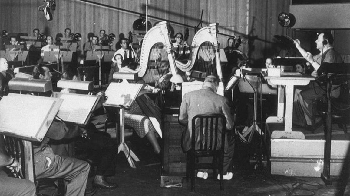 Erich Wolfgang Korngold dirigiert das Orchester der Warner Bros. Studios in Hollywood, ca. 1940