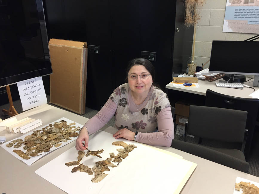 Projektmitarbeiterin Diliana Atanassova bei der Arbeit an Handschriftenfragmenten in der University of Michigan Papyrus Collection in Ann Arbor (USA) 