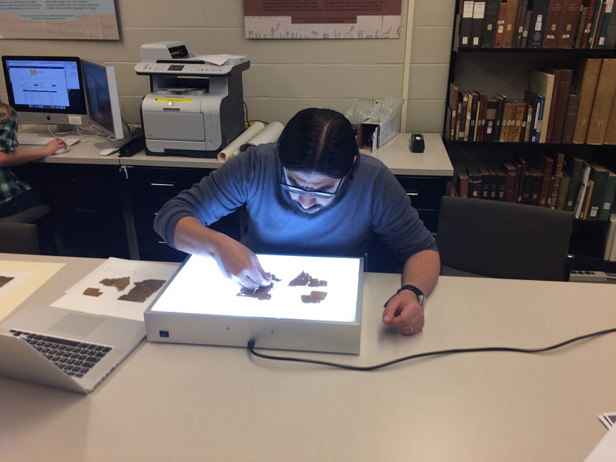 Projektmitarbeiter Alin Suciu bei der Arbeit an Handschriftenfragmenten in der University of Michigan Papyrus Collection in Ann Arbor (USA) 