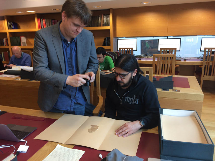 Projektmitarbeiter Alin Suciu und Malte Rosenau bei der Fotodokumentation von Handschriften in der John Rylands Library in Manchester 