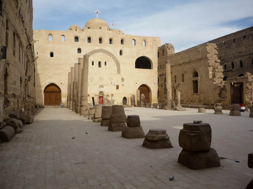 Blick in das Schiff der zerstörten Klosterkirche es Weißen Klosters in Sohag (Oberägypten). 