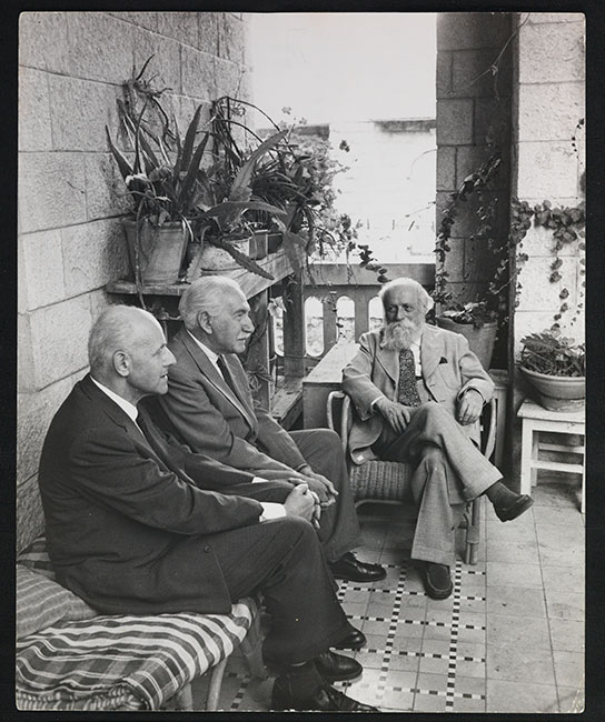 Martin Buber, Hugo Bergmann und Ernst Simon im Haus Bubers in Jerusalem 