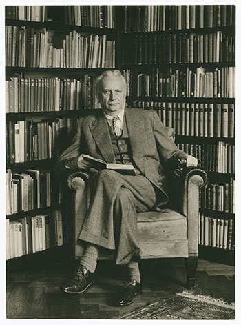 Karl Jaspers in seiner Bibliothek