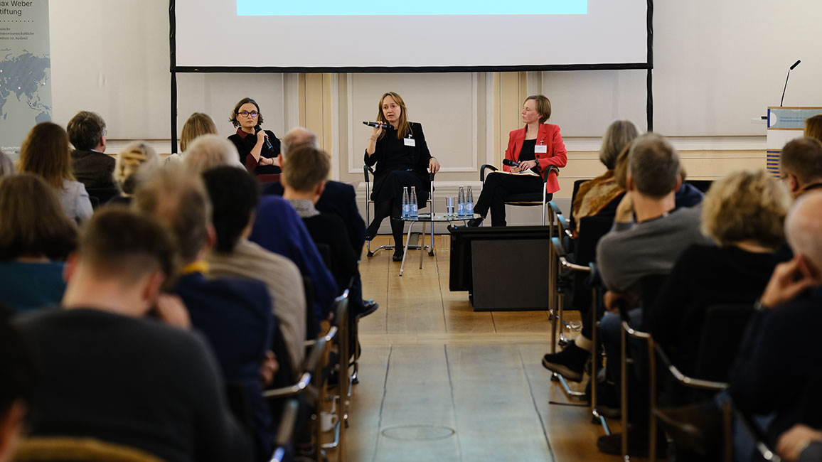 Panel „Wissenschaftsfreiheit in Osteuropa“ am 20.11.2024 in Berlin: Magdalena Saryusz-Wolska (DHI Warschau) im Gespräch mit Iryna Klymenko (LMU München) und Gwendolyn Sasse (ZOiS) 