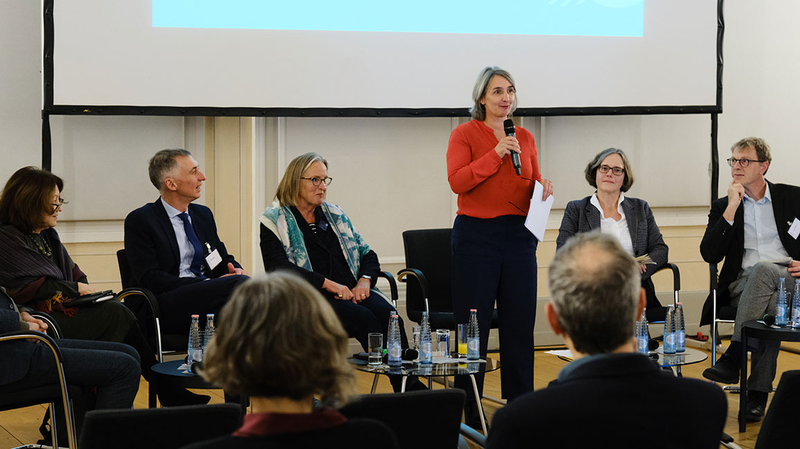 Round Table 1 „Wissenschaftsfreiheit international und national“ am 20.11.2024 in Berlin: Ralf Beste (Auswärtiges Amt), Ute Frevert (Max Weber Stiftung), Astrid Herbold (DIE ZEIT) 