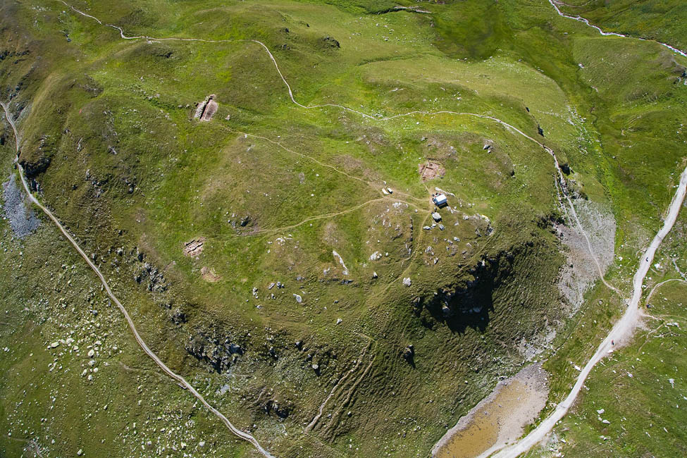 Septimerpass. Luftbild mit römischem Lager, am rechten Bildrand der Passweg.