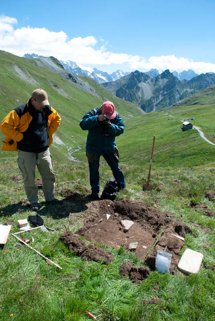 Septimerpass. Grabung 2008 im römischen Lager mit Blick nach Süden auf die Bergeller Berge.