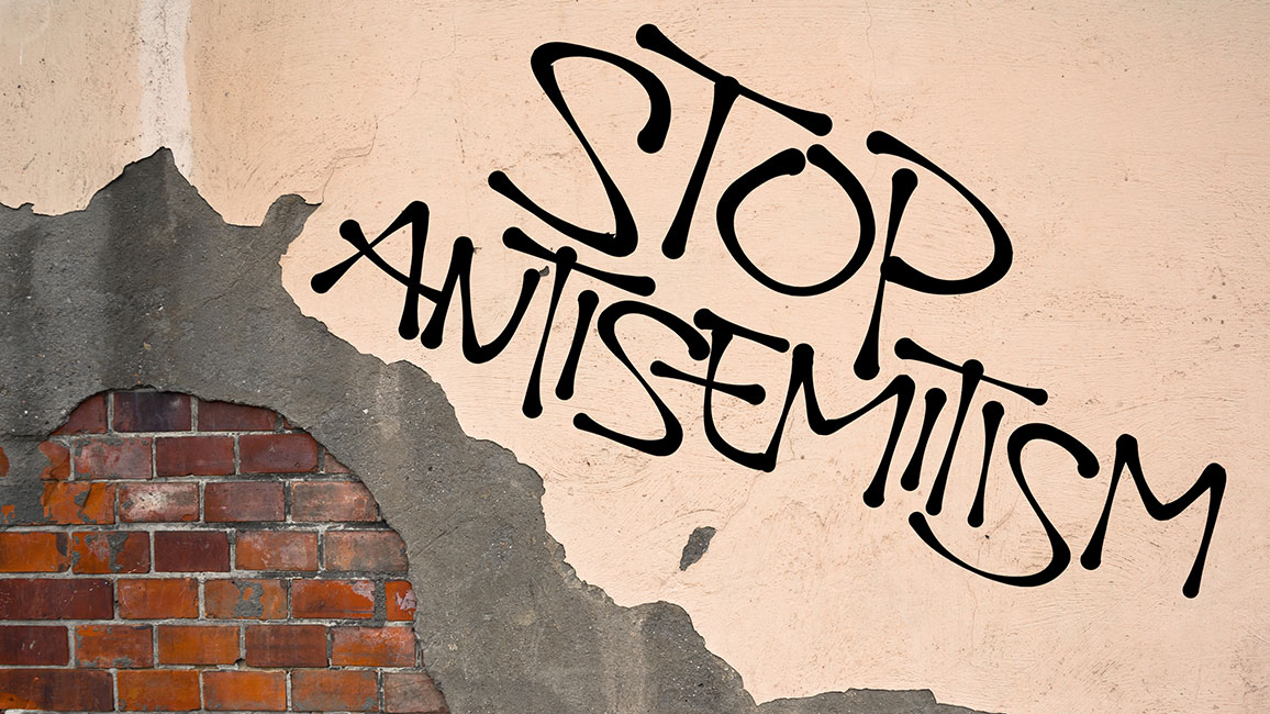 Wand mit Graffiti "Stop Antisemitism"